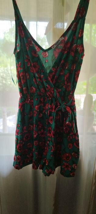 Vând salopetă nouă dar fără etichete, culoare verde închis ,