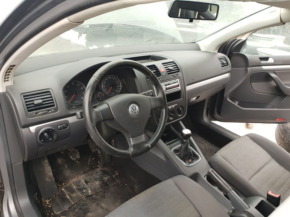 Фолсваген голф 5 1.6 гр. Перник Красно село • OLX.bg
