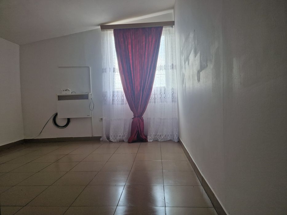 Închiriez etaj casa