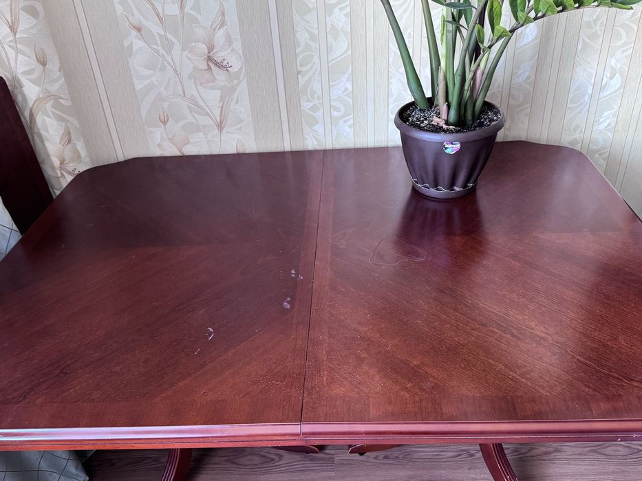 Стол для гостинной