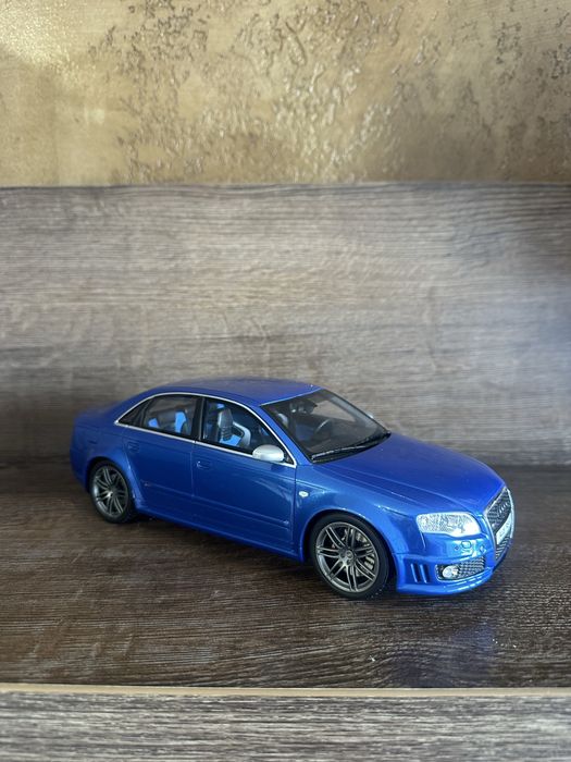 Колекционерски модел Audi RS4 Ottomobile 1:18