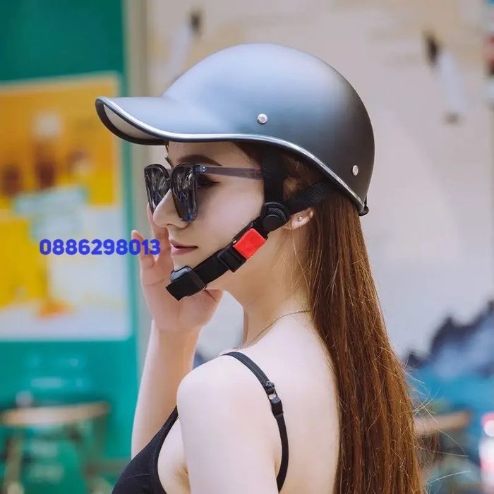 Каска с козирка за мотор,електрическа тротинетка,скутер,колело и други