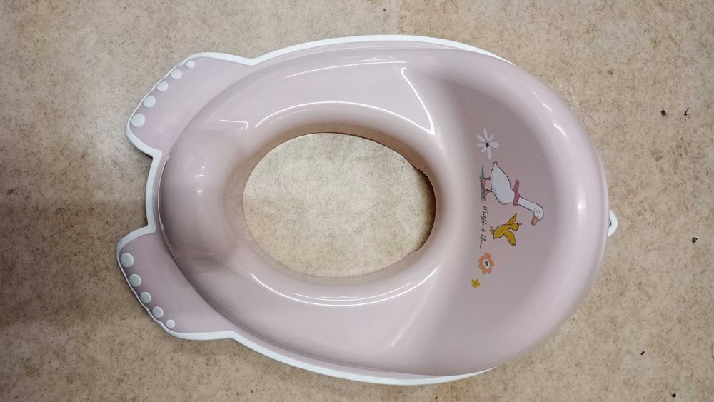 Детско столче, 3 бр. гърнета и тоалетни седалки и масичка