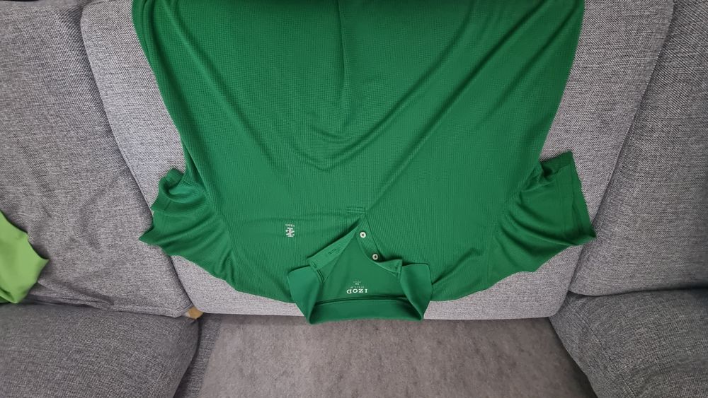 Vând 2 tricouri verzi, material sintetic, stil Polo/Golf