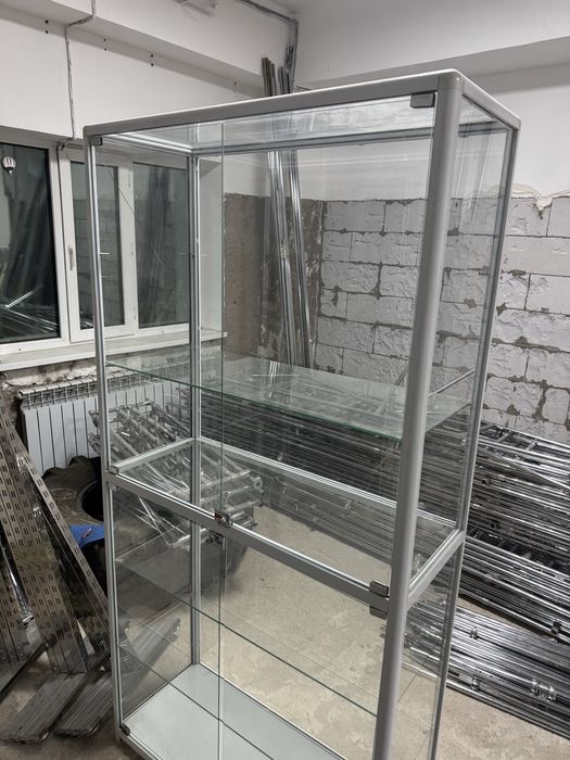 Продам стеклянную витрину