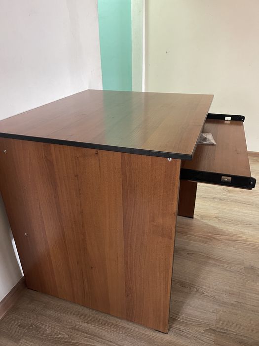 Компьютерный стол для работы