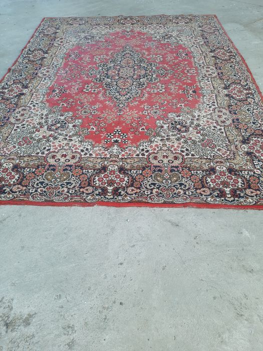 Персийски килим изпо