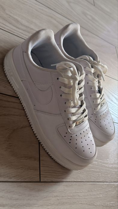 Adidasi Ac and Co 42, Nike 41.