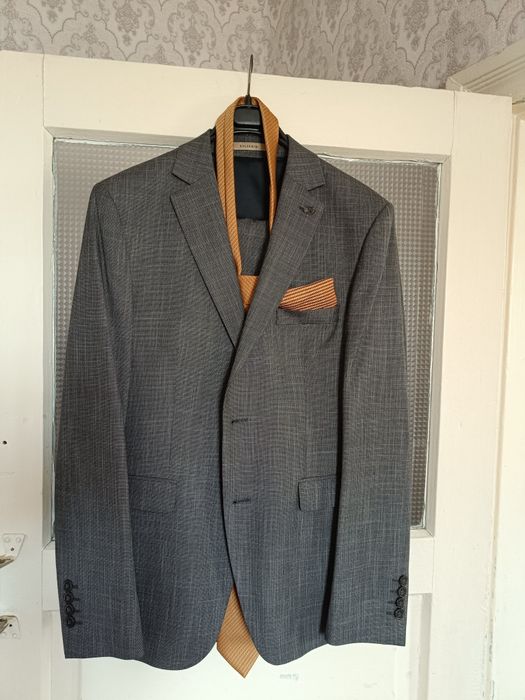 Продаётся шикарный костюм троика