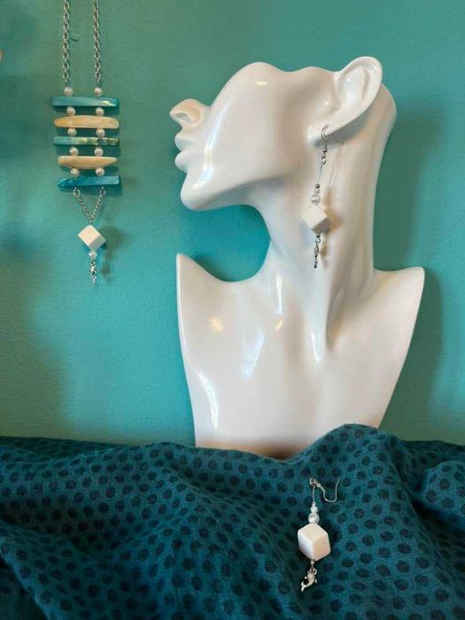 Комплект колие и обици в синьо и бяло с рибки модел 66