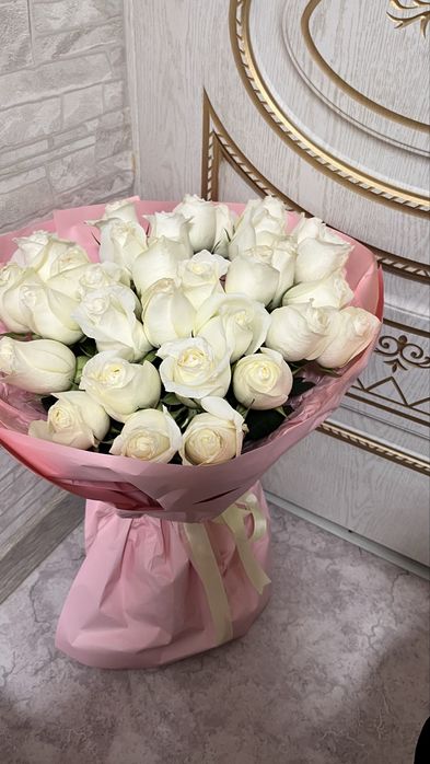 Цветы свежий белые розы.