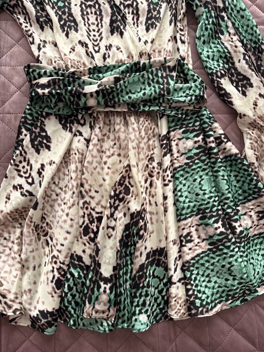 Мини рокля от сатен в змийски принт S размер