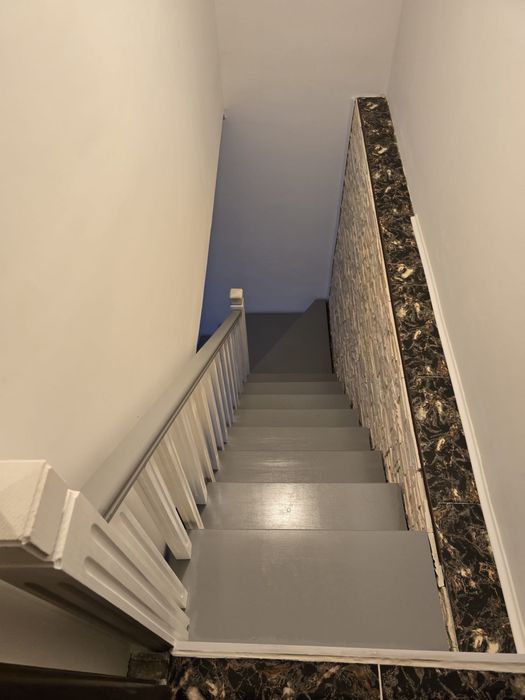 Vand scara de lemn,mana curenta,balustri,trepte,contratrepte.