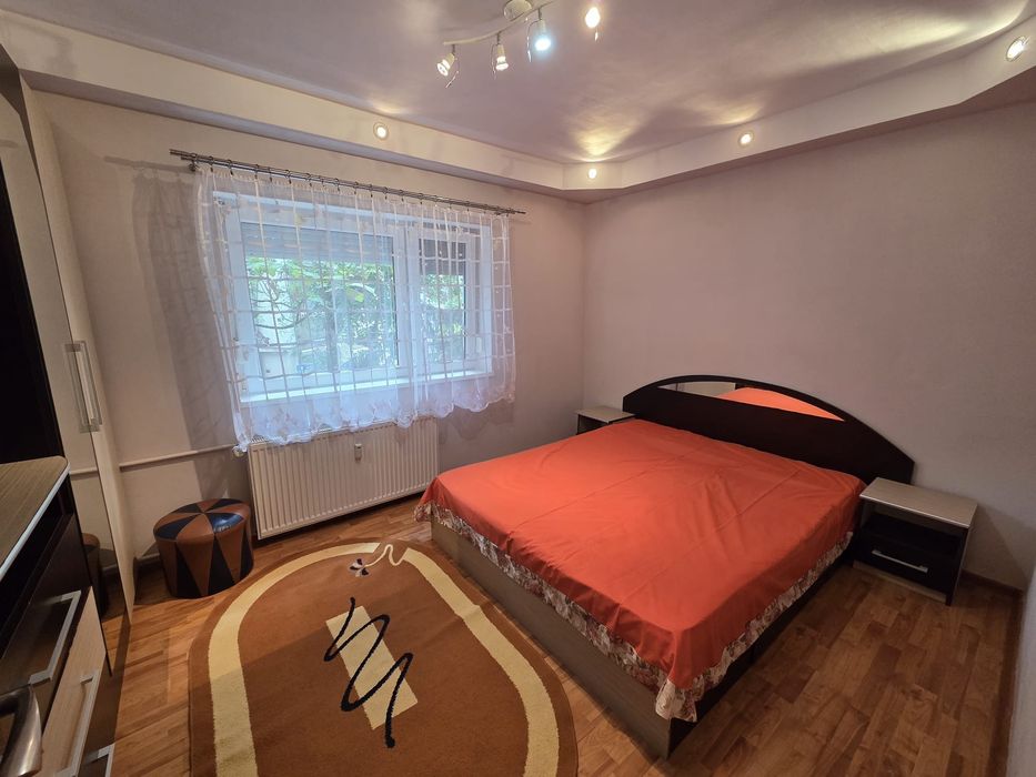 Închiriez ap. 3 camere Rogerius + loc de parcare
