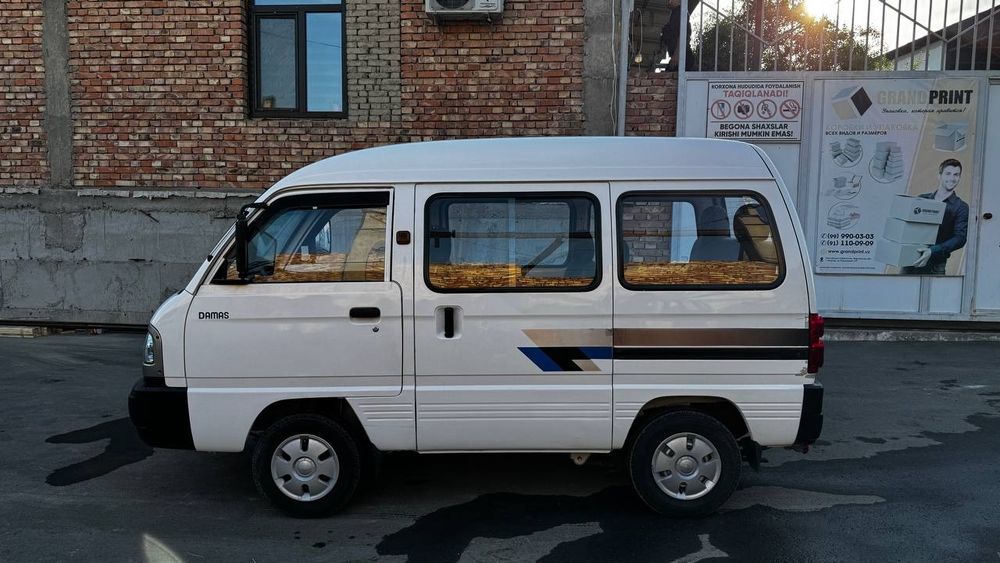 Kraska toza orqa kapotda ozgina petno bor