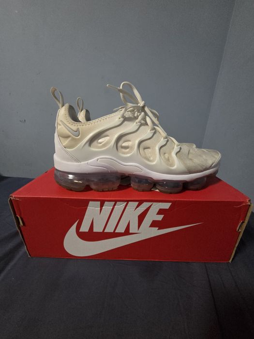 Vapormax plus бели