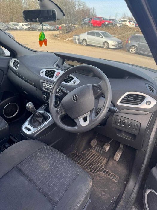 Dezmembrez Renault Scenic 1.5 dci cod motor K9K manuala an 2010