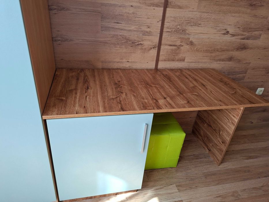 Продавам  бюро хотелски тип