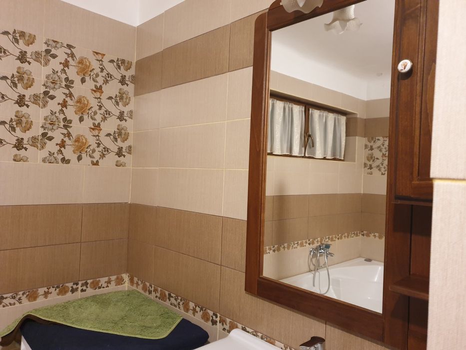 Vând apartament cu 3 camere.
Anexe
Garaj mare pentru doua masini
Curte proprie in spatele garajelor
2 camari
Curte comuna 
80000 negociabil
0741631992