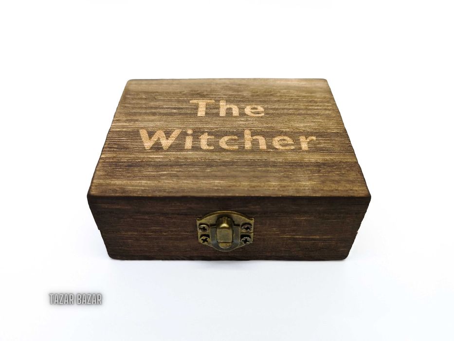 Pandantiv School of the Cat - Witcher 3 in cutie de lemn THE WITCHER