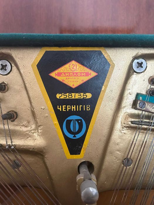 Pianină UKRAINA (Cernihiv) – Placă de bronz, 88 clape, stare mecanică excelentă