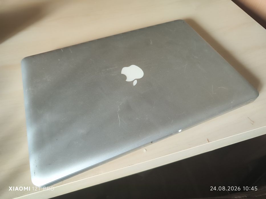 Два Apple лаптопа