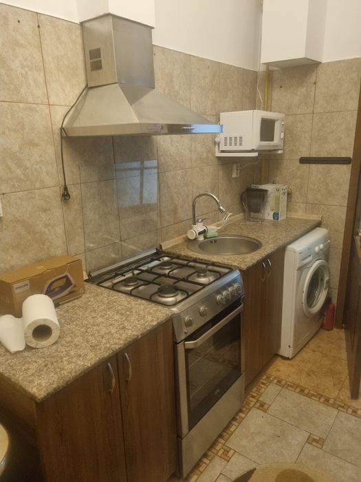 Inchiriez apartament la casa / curte