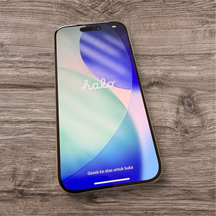 iPhone 15 Pro fără urme de utilizare