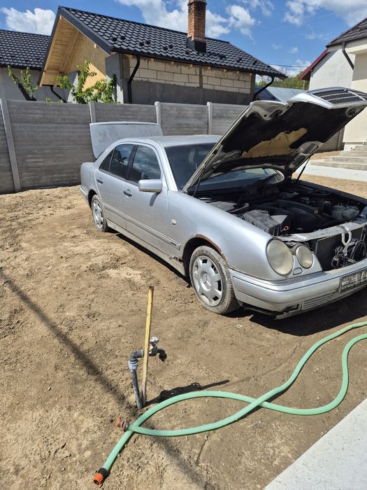 Vând Mercedes E 280 4 Matic
