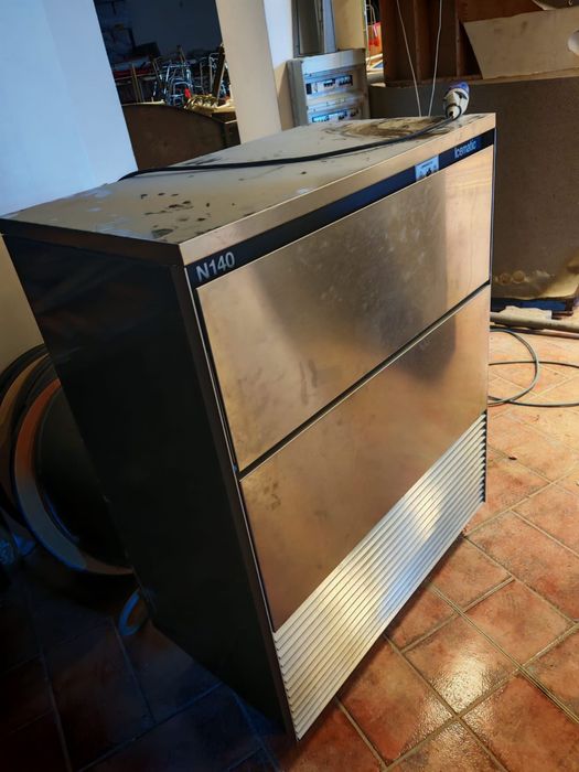 Mașina Aparat Gheață 140 kg/ ora Profesional A