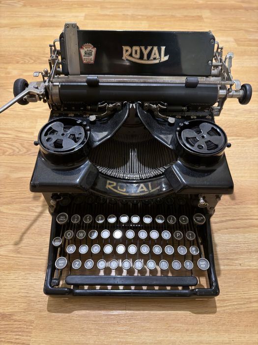 Mașină de scris antică Royal 10 (anii 1920) – Model de birou cu geamuri laterale, piesă rară de colecție