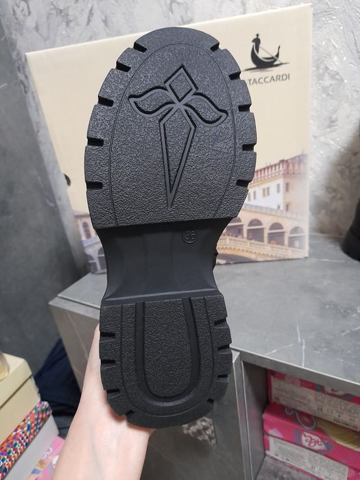 Новые зимние сапоги на девочку