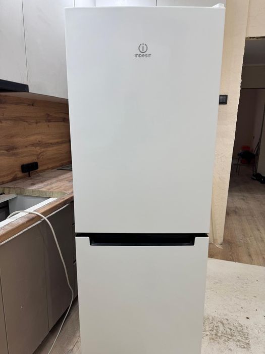 Продам Холодильник  INDESIT