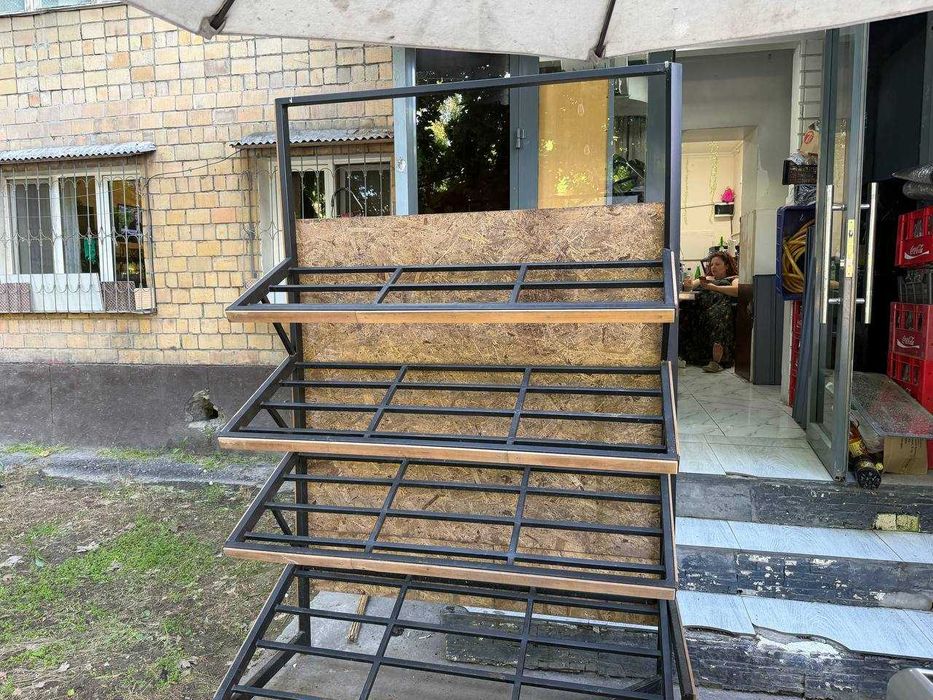 Надежный и стильный стеллаж для продажи фруктов и овощей
