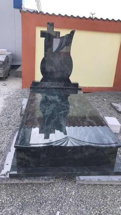 Monumente funerare din granit cu transport gratis in toata tara!