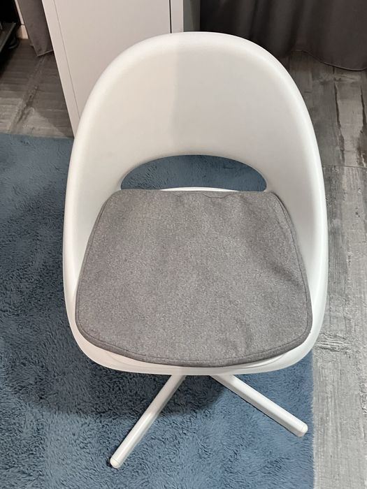 Vand birou cu scaun de la ikea