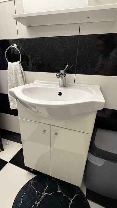 Vand chiuveta cu dulap si oglinda