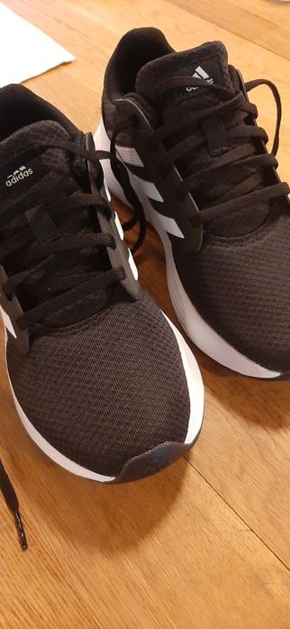 Adidasi adidas noi. Doar probați 40, 2/3. Potriviți la un picior 39