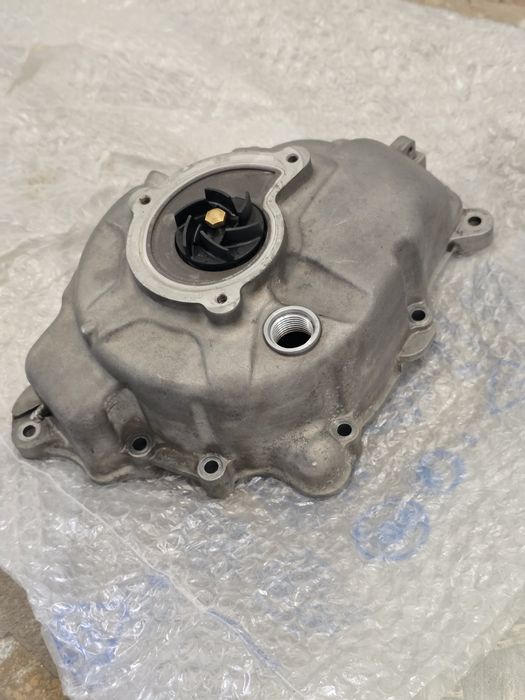 Capac magnetou si pompa apa Piaggio 300
Capacul este in stare foarte buna. Pompa de apa are joc si necesita reconstructie.
Compatibil cu motoare