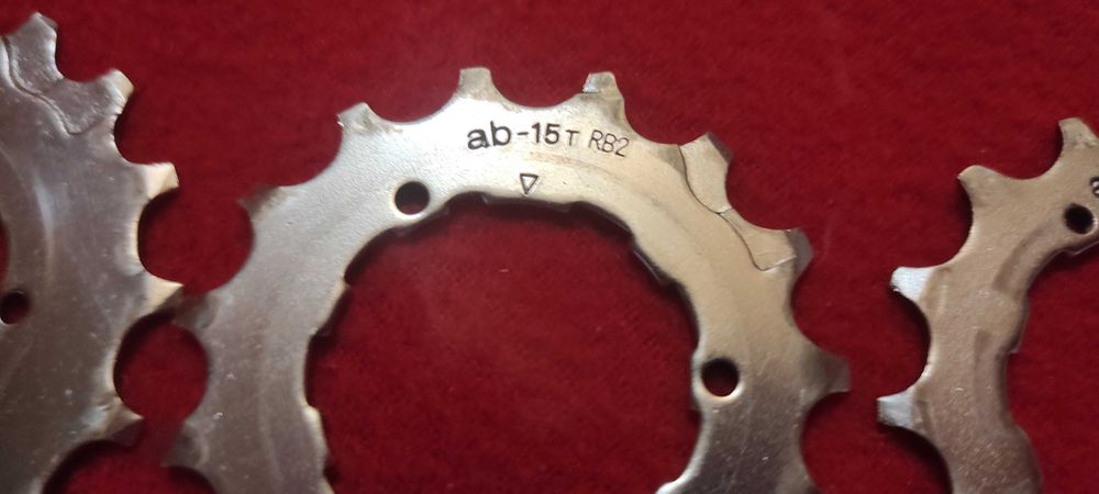 13 bucati pinioane pt. caseta SHIMANO. nu cunosc modelul xtr - xt - dura ace - ultegra - 105 etc