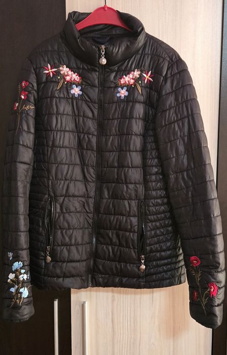 Яке черно бродирани цветя