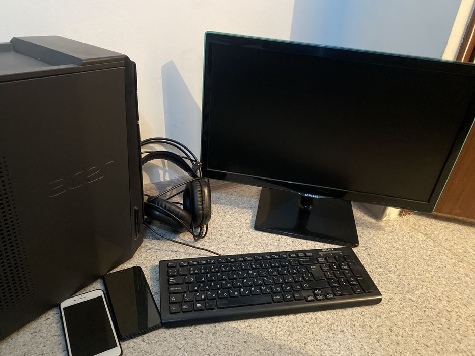Компьютер для работы наушник в придачу и два телефона