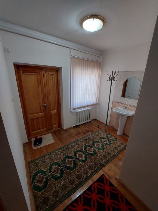 Урганч шахар марказида ховли жой гаражи билан ижарага берилади