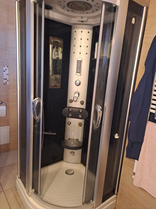 Vand vana de colt cu hidromasaj sí cabina de dus cu hidromasaj .