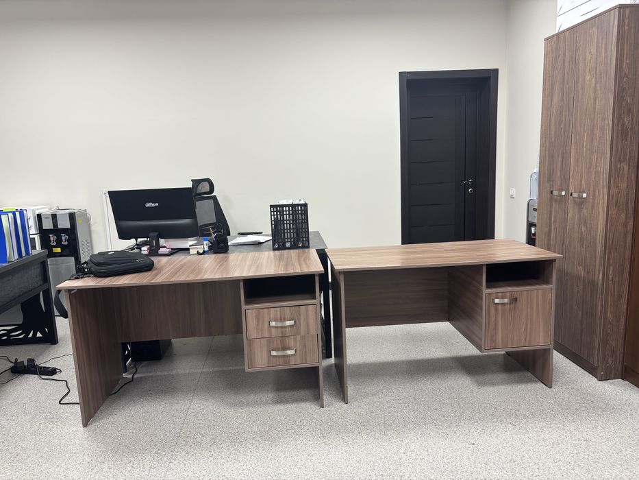 Продам 2 офисных стола