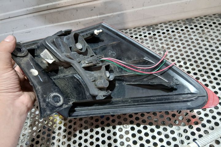 Lampa / Tripla stop stanga pe aripa Nissan Qashqai prima generatie J1