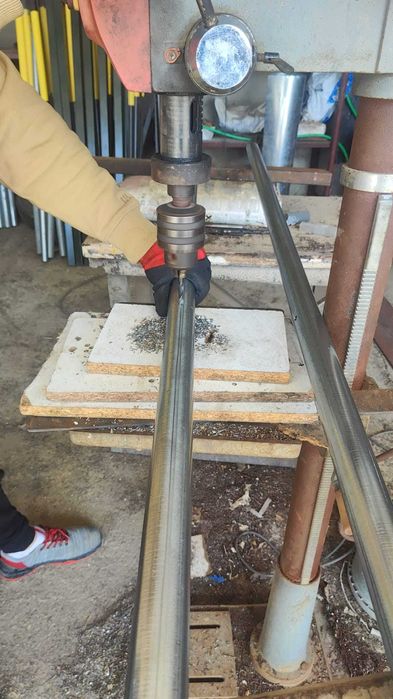 Поцинковани тръби - колове за ограда със 3 дупки двустранно.  Дължина 2 м Дебелина 2 мм Ф - 4.1 см