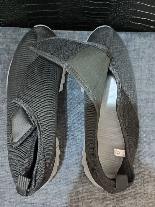 Специални мъжки обувки за отичащи крака