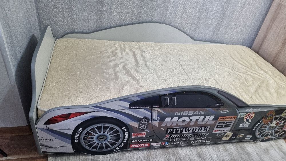 Детская кровать в виде машинки