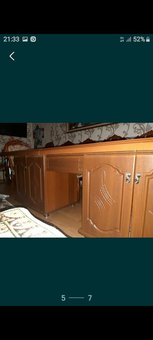 Стол со стульями.внизу шкафы